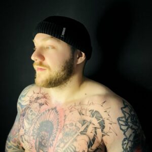 Черная шапка бини с графити лого